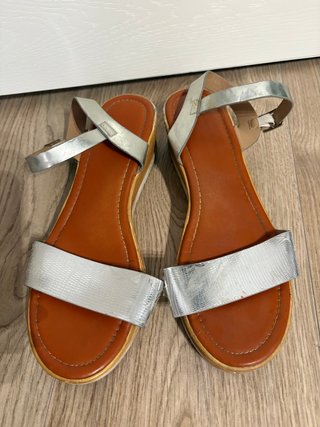 Sandalias plateadas con cuña