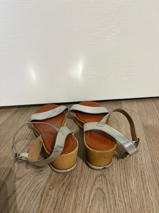 Sandalias plateadas con cuña