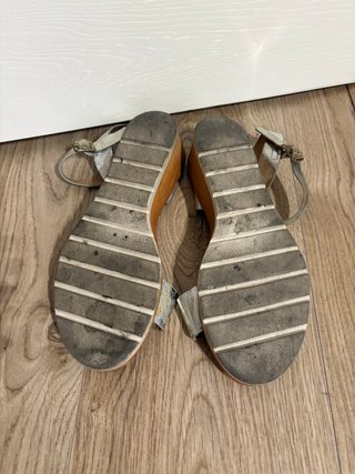 Sandalias plateadas con cuña