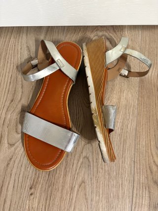 Sandalias plateadas con cuña