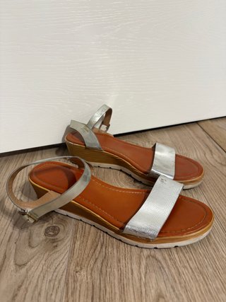 Sandalias plateadas con cuña