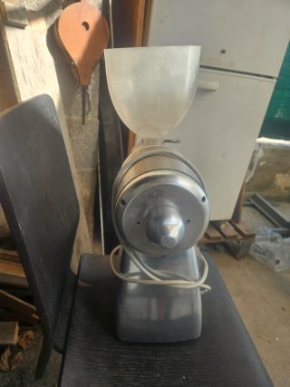 Molino de maíz manual