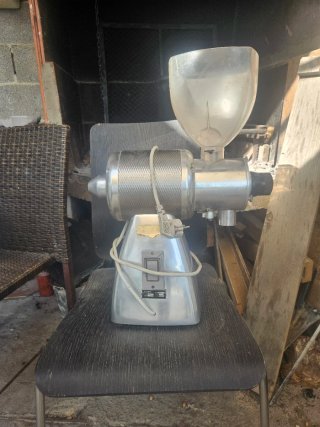 Molino de maíz manual