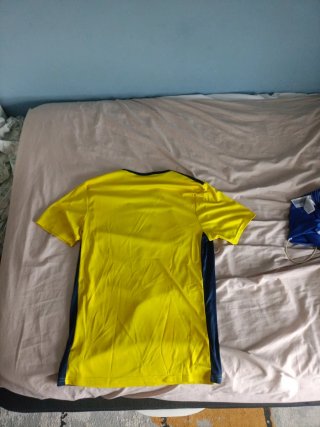 Camiseta deportiva Adidas amarilla y azul
