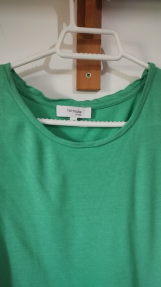 Camiseta verde con volantes talla 40