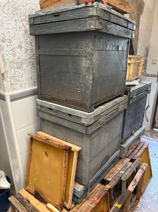 20 Colmenas de madera completas con cuadros.