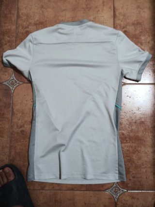Camiseta Nike Deportiva Beige y Gris