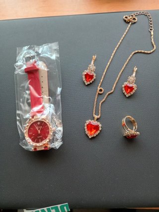 Set da donna: orologio, collana e orecchini