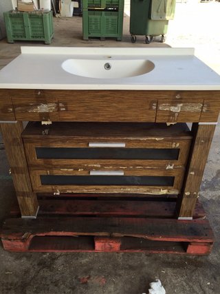Mueble de baño con lavabo de madera y cristal