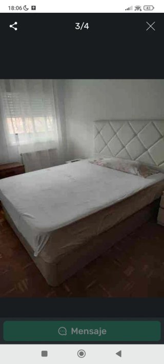 Habitación completa con cama y mesita