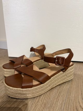 Sandalias cuña tiras marrón