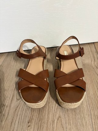 Sandalias cuña tiras marrón