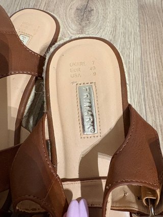 Sandalias cuña tiras marrón