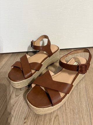 Sandalias cuña tiras marrón