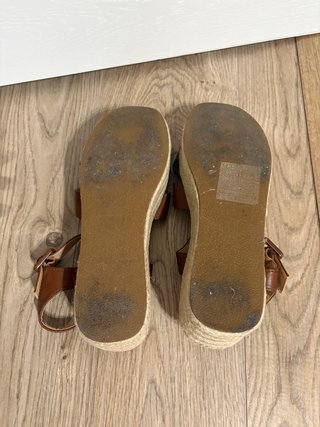 Sandalias cuña tiras marrón