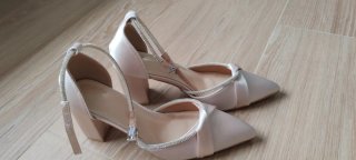 Zapatos de fiesta mujer tacón beige y pedrería