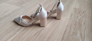 Zapatos de fiesta mujer tacón beige y pedrería