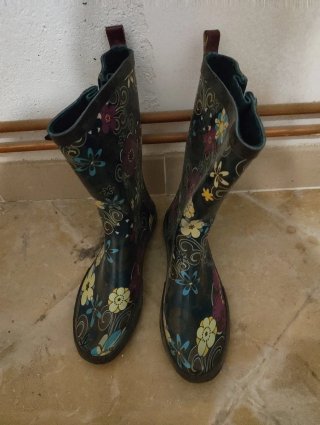 Botas de agua verdes con flores