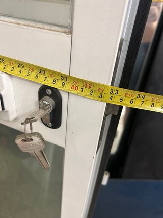 Puerta de cristal con marco blanco