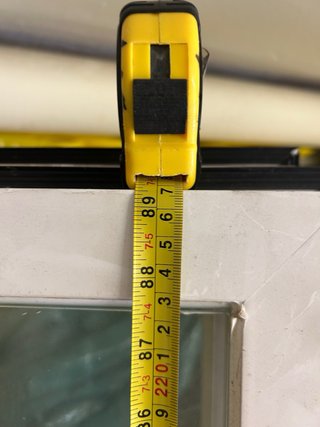 Puerta de cristal con marco blanco