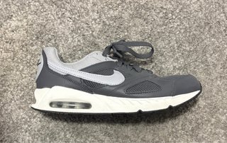 Deportivas Nike Air Gris y Blanco