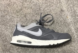 Deportivas Nike Air Gris y Blanco