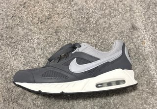 Deportivas Nike Air Gris y Blanco