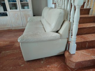 Dos sofás de piel beige de 2 plazas
