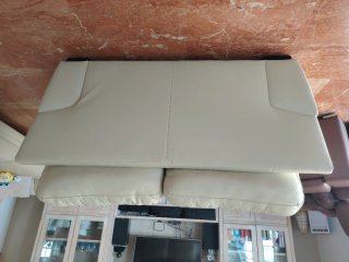 Dos sofás de piel beige de 2 plazas