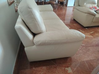 Dos sofás de piel beige de 2 plazas