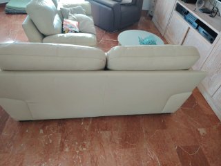 Dos sofás de piel beige de 2 plazas