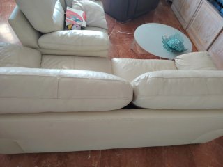 Dos sofás de piel beige de 2 plazas
