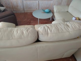 Dos sofás de piel beige de 2 plazas