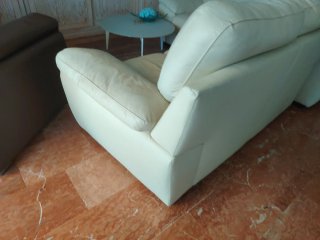 Dos sofás de piel beige de 2 plazas