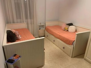 2 camas diván blancas con cajones.​