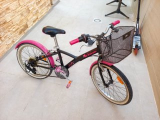 Bicicleta infantil Btwin rosa y negra