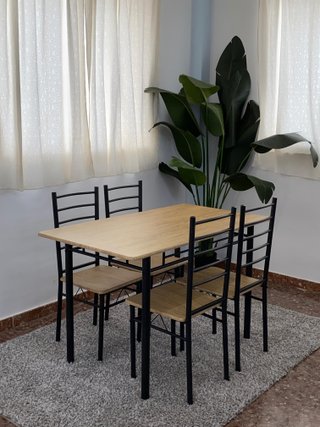 Mesa con 4 sillas nuevas! cocina/bar