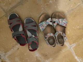 Sandalias grises y multicolor