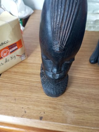 Figura africana de madera tallada