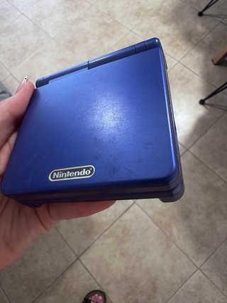 Game boy advance SP con su maletín + dos juegos.