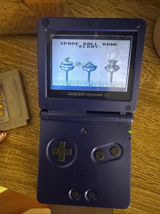 Game boy advance SP con su maletín + dos juegos.