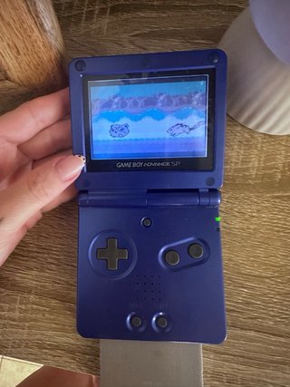 Game boy advance SP con su maletín + dos juegos.