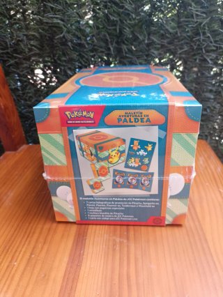 Maletín Aventuras en Paldea Pokémon TCG Sellado