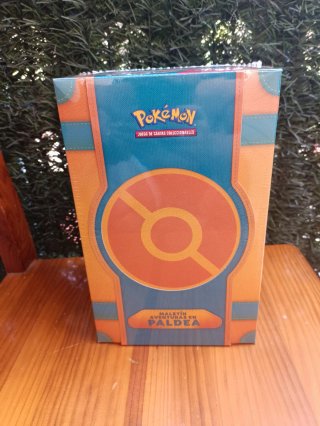 Maletín Aventuras en Paldea Pokémon TCG Sellado