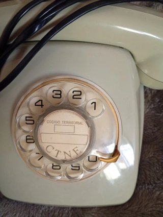 Teléfono antiguo beige