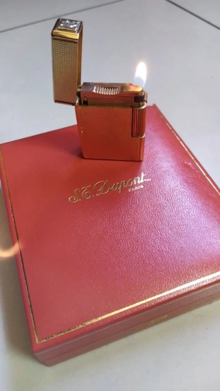Mechero S.T. Dupont Vintage chapado en oro