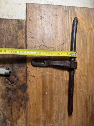 Cerrojo antiguo de hierro forjado
