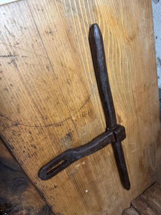 Cerrojo antiguo de hierro forjado