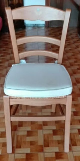 Silla de madera con asiento de tela