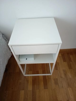 Mesita de noche Vikhammer blanca
